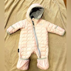 Northface snow suit 0-3 months in excellent condition!